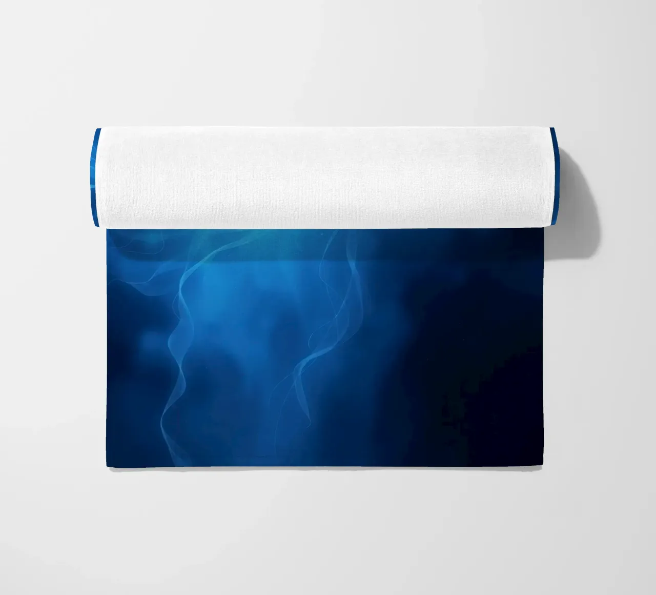 Wervelend blauw licht dat een etherisch effect creëert strandhanddoek van DesignDoodle