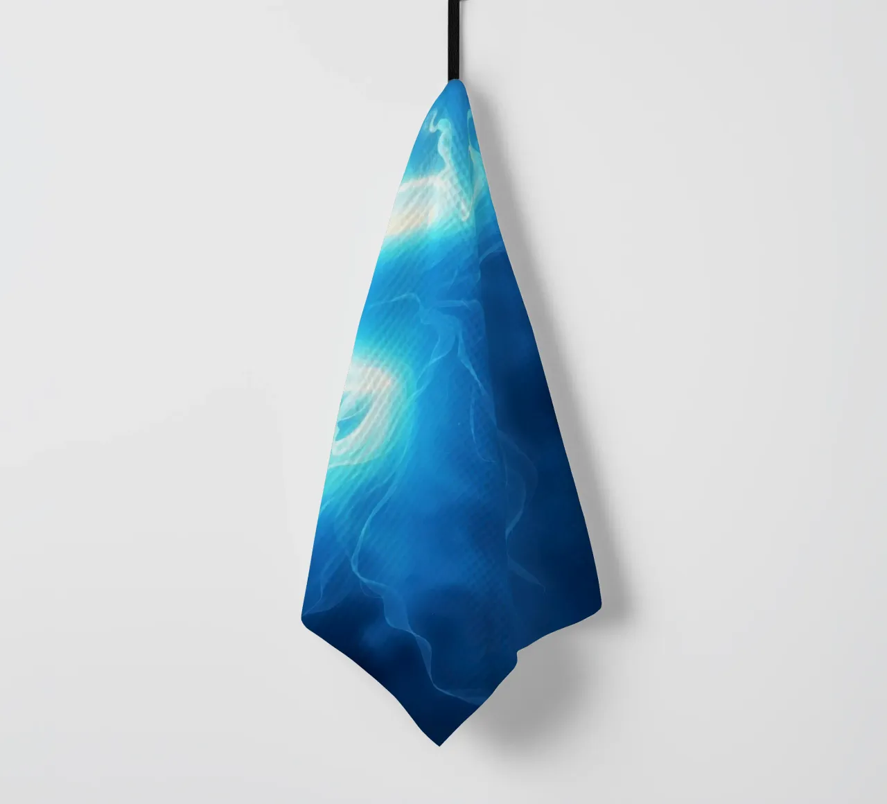 Wervelend blauw licht dat een etherisch effect creëert theedoek van DesignDoodle