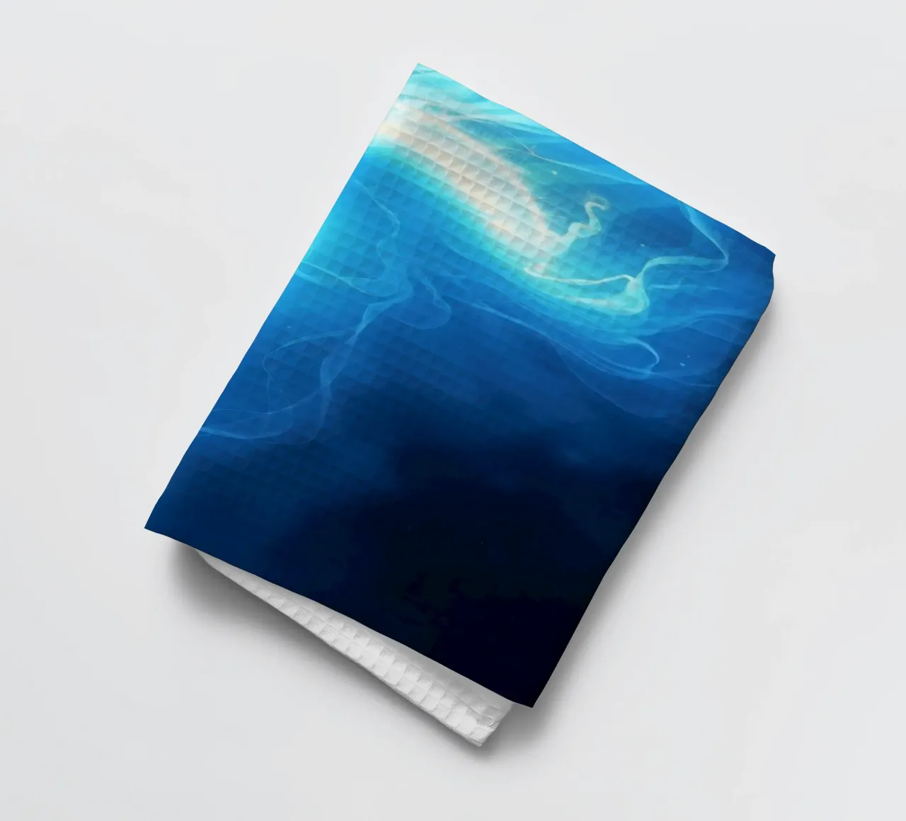Wervelend blauw licht dat een etherisch effect creëert theedoek van DesignDoodle