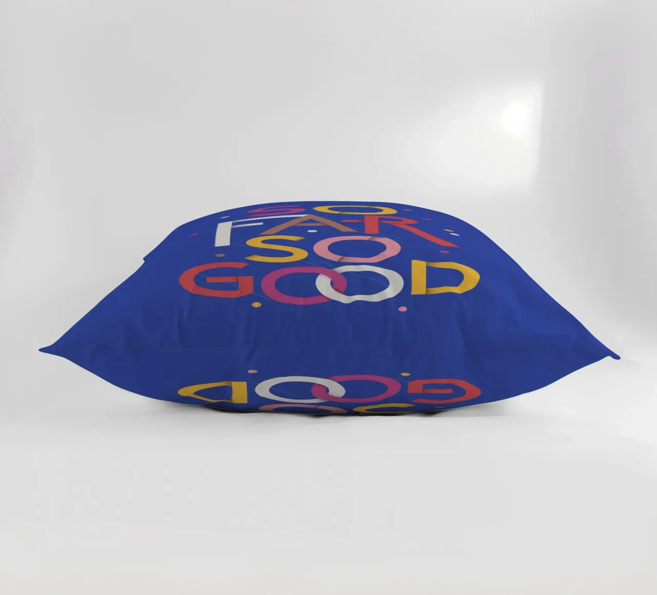 So Far So Good – Vibrant Quote Poster cuscino da showmemars