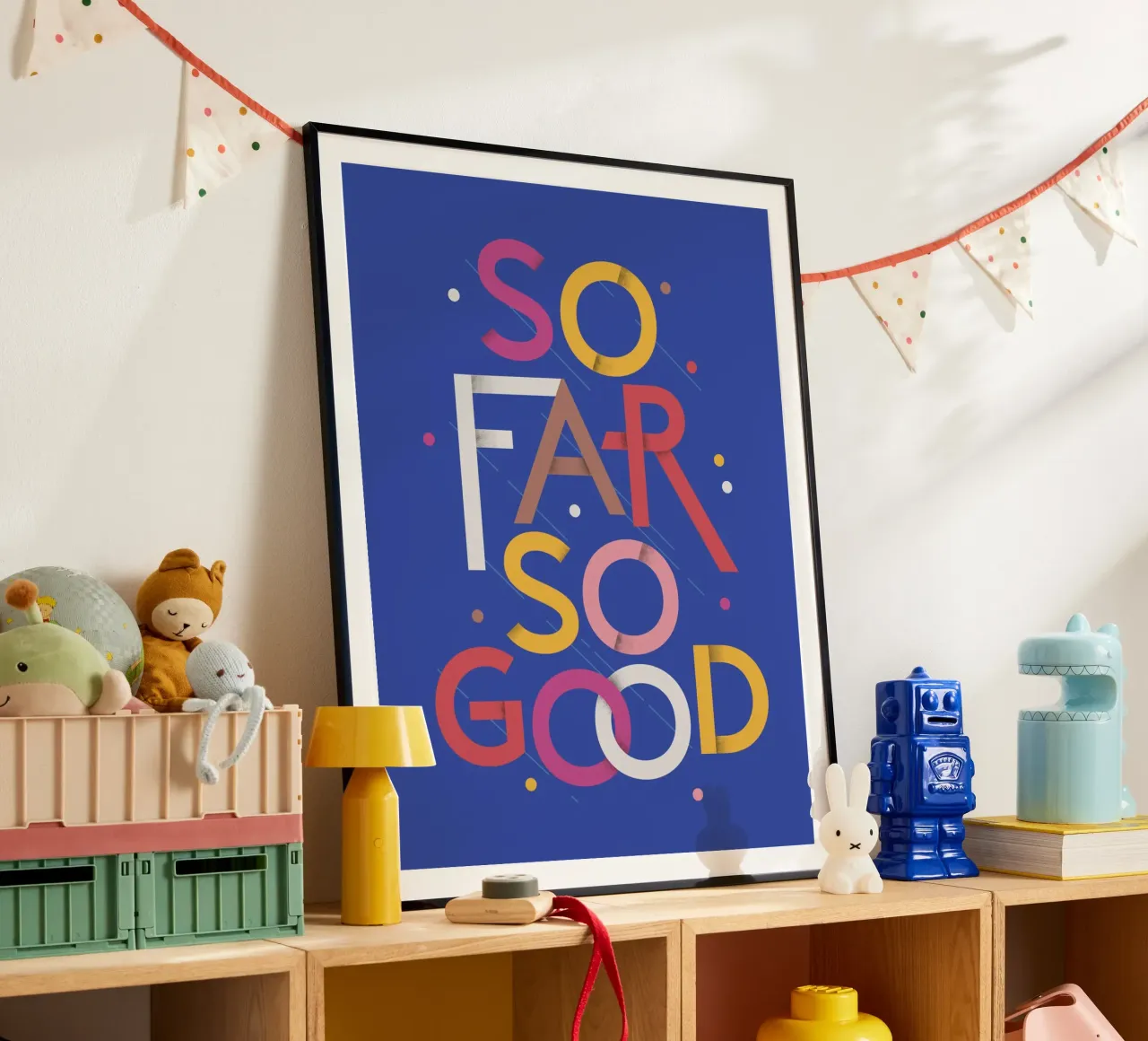 So Far So Good – Vibrant Quote Poster poster con telaio in legno da showmemars