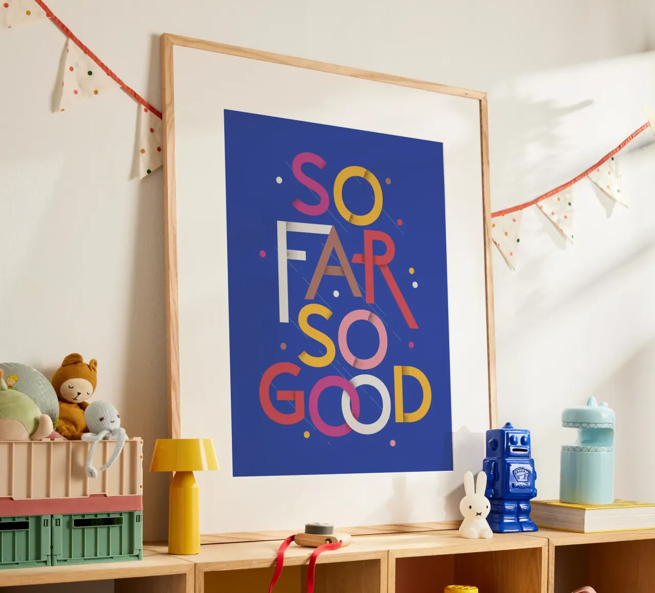 So Far So Good – Vibrant Quote Poster poster con telaio in legno da showmemars