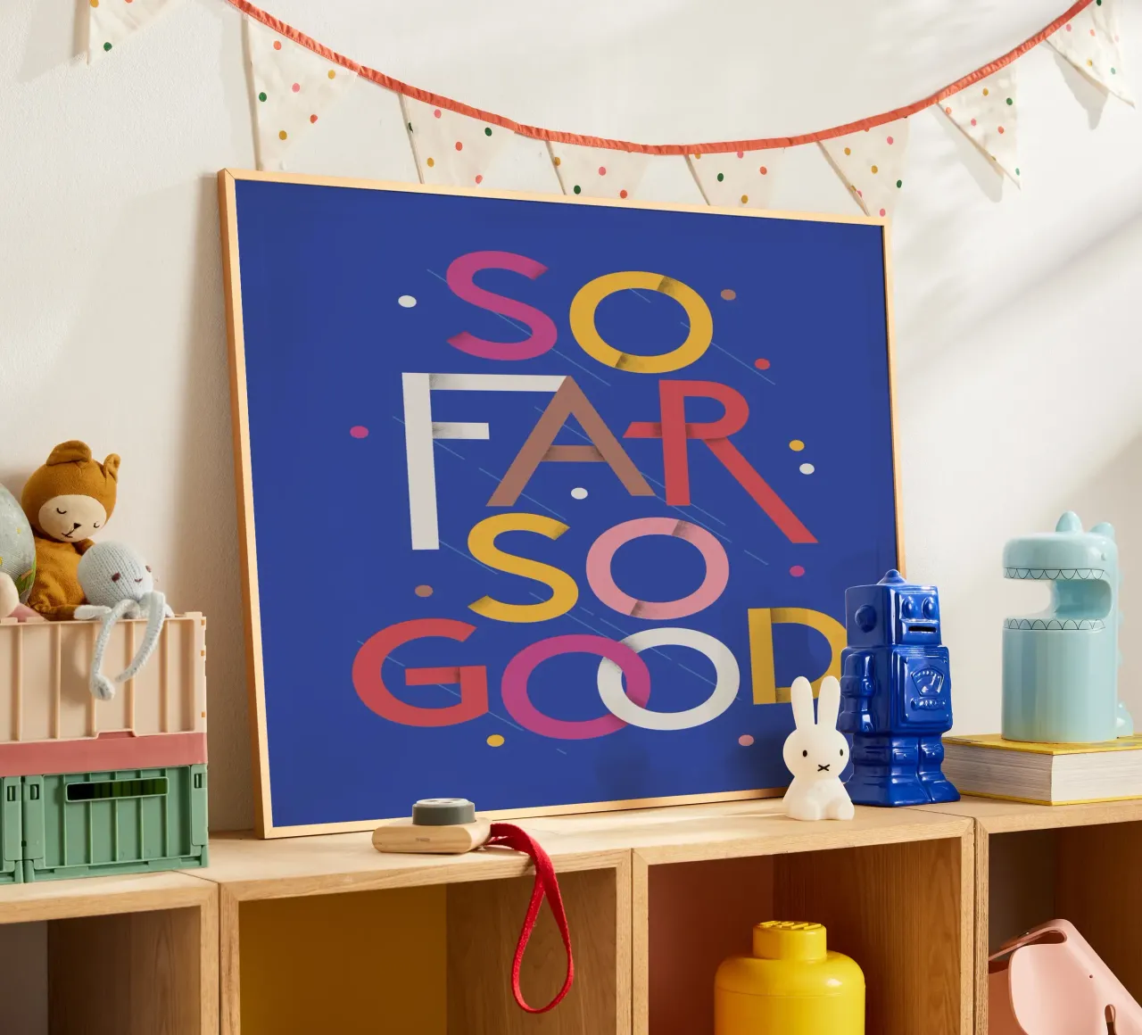 So Far So Good – Vibrant Quote Poster poster con telaio in legno da showmemars