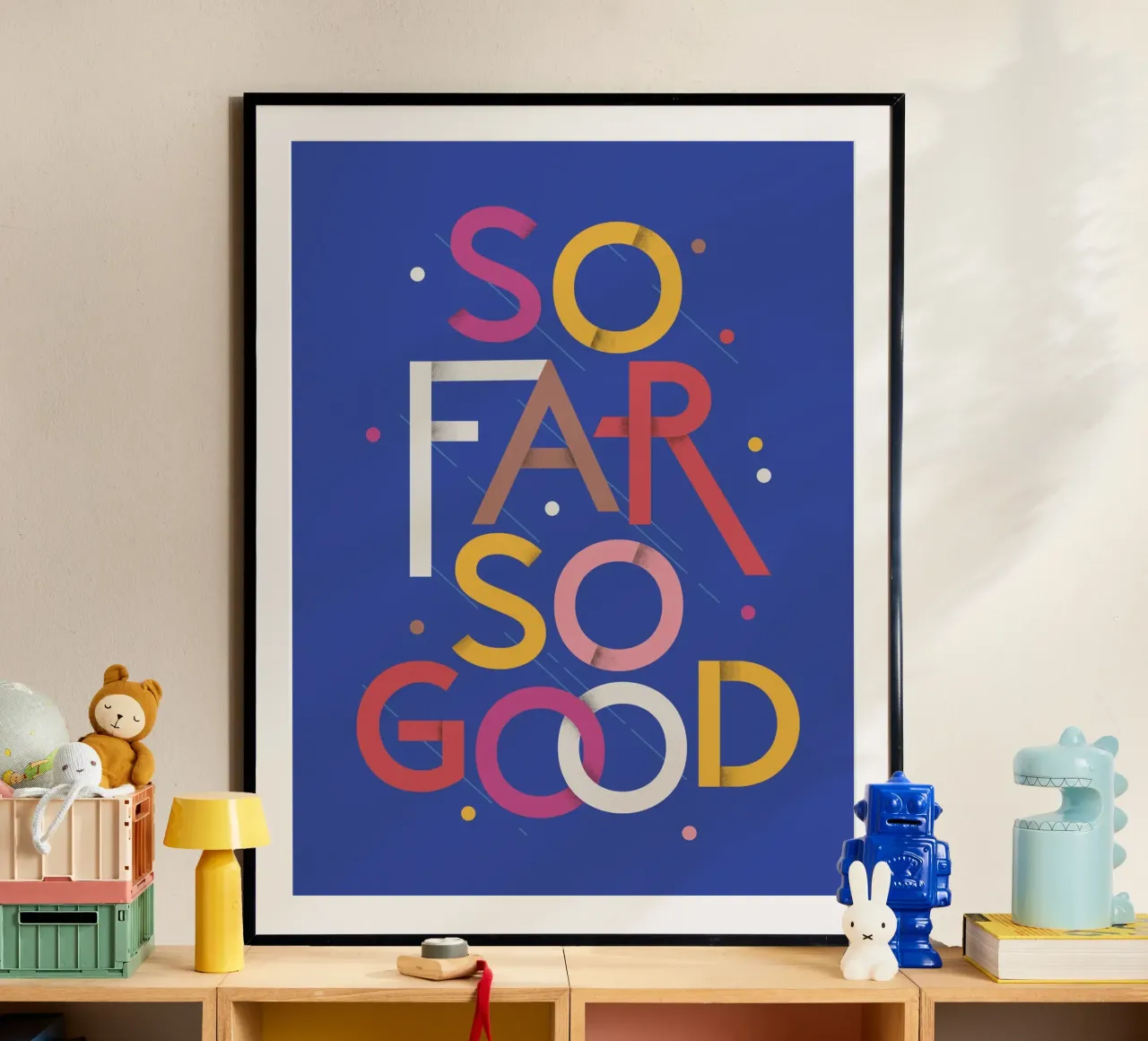 So Far So Good – Vibrant Quote Poster poster con telaio in legno da showmemars