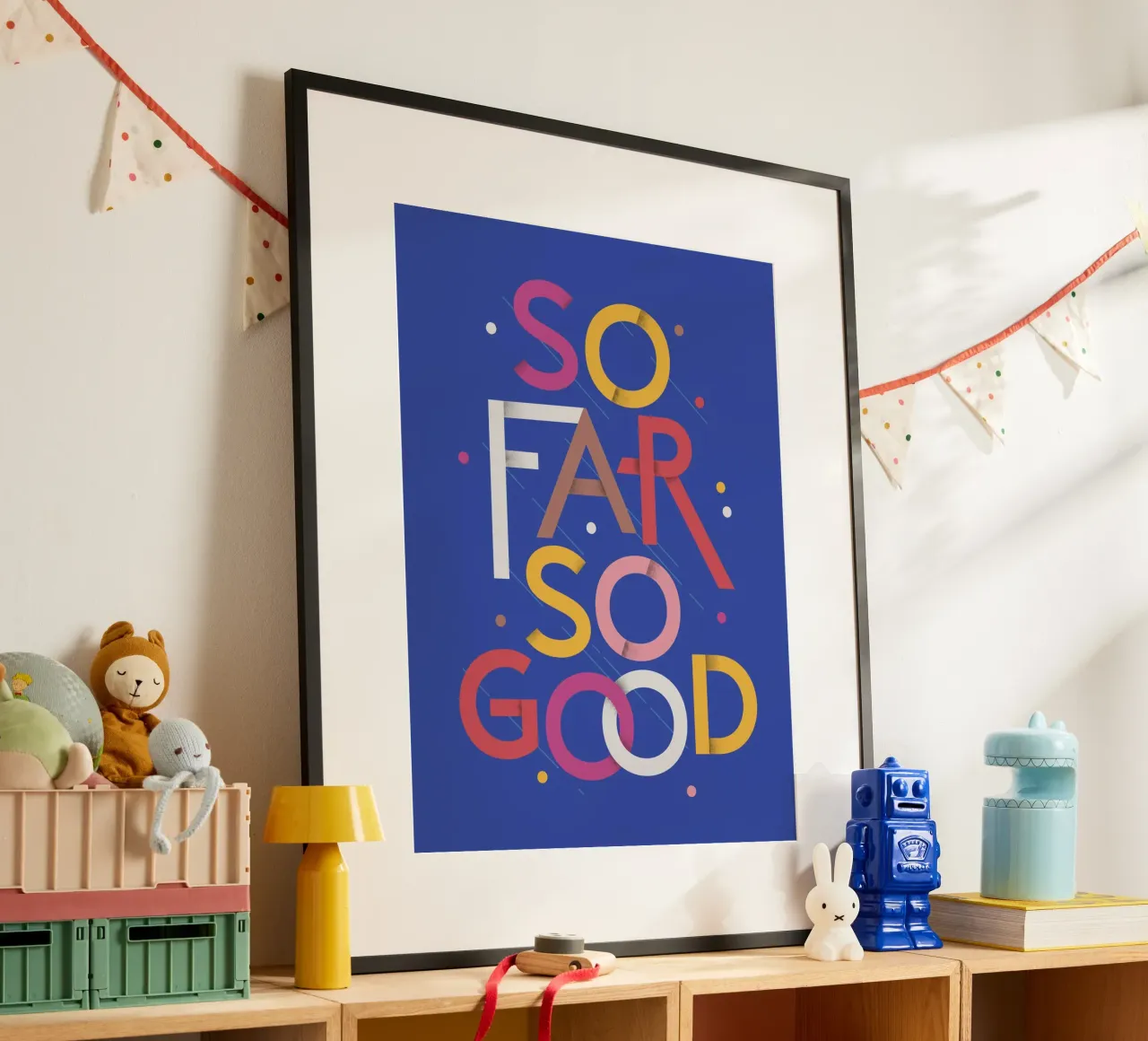 So Far So Good – Vibrant Quote Poster poster con telaio in legno da showmemars