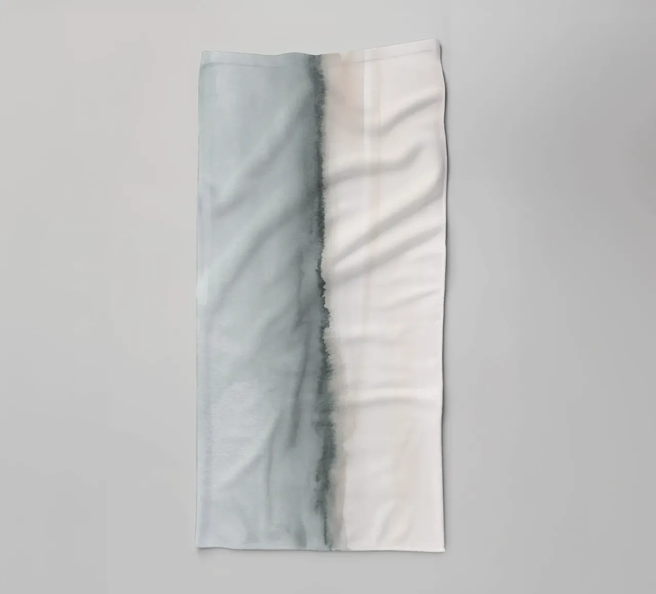 Paysage aquarelle - Corail doux et gris bleuté serviette de bain de NouveauPrints