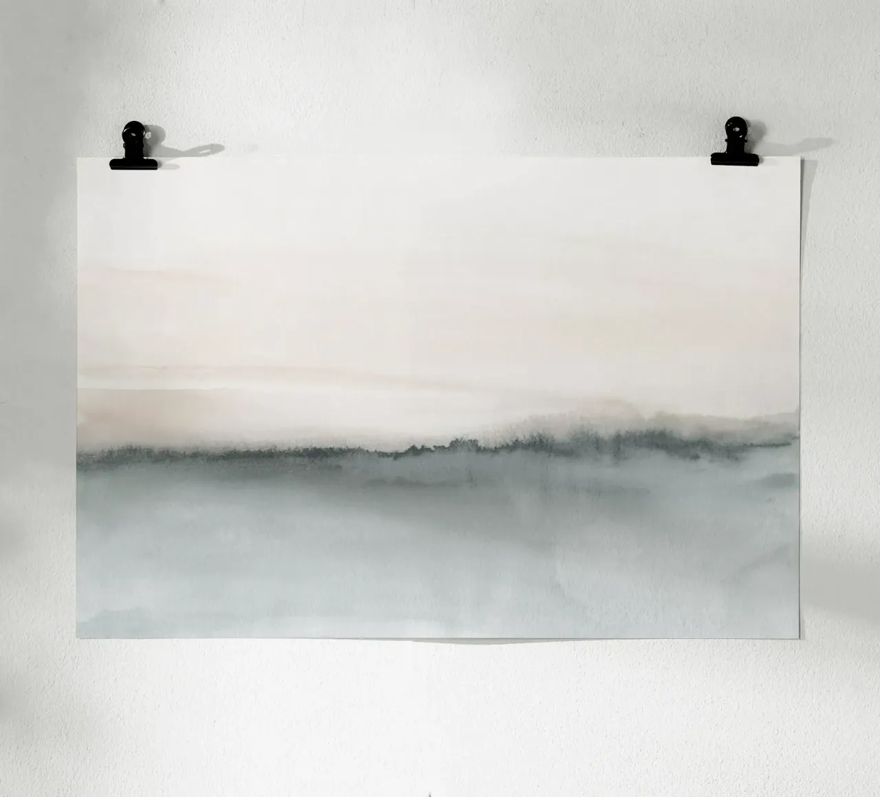 Paesaggio acquerellato - Corallo tenue e grigio bluastro poster con telaio in alluminio da NouveauPrints