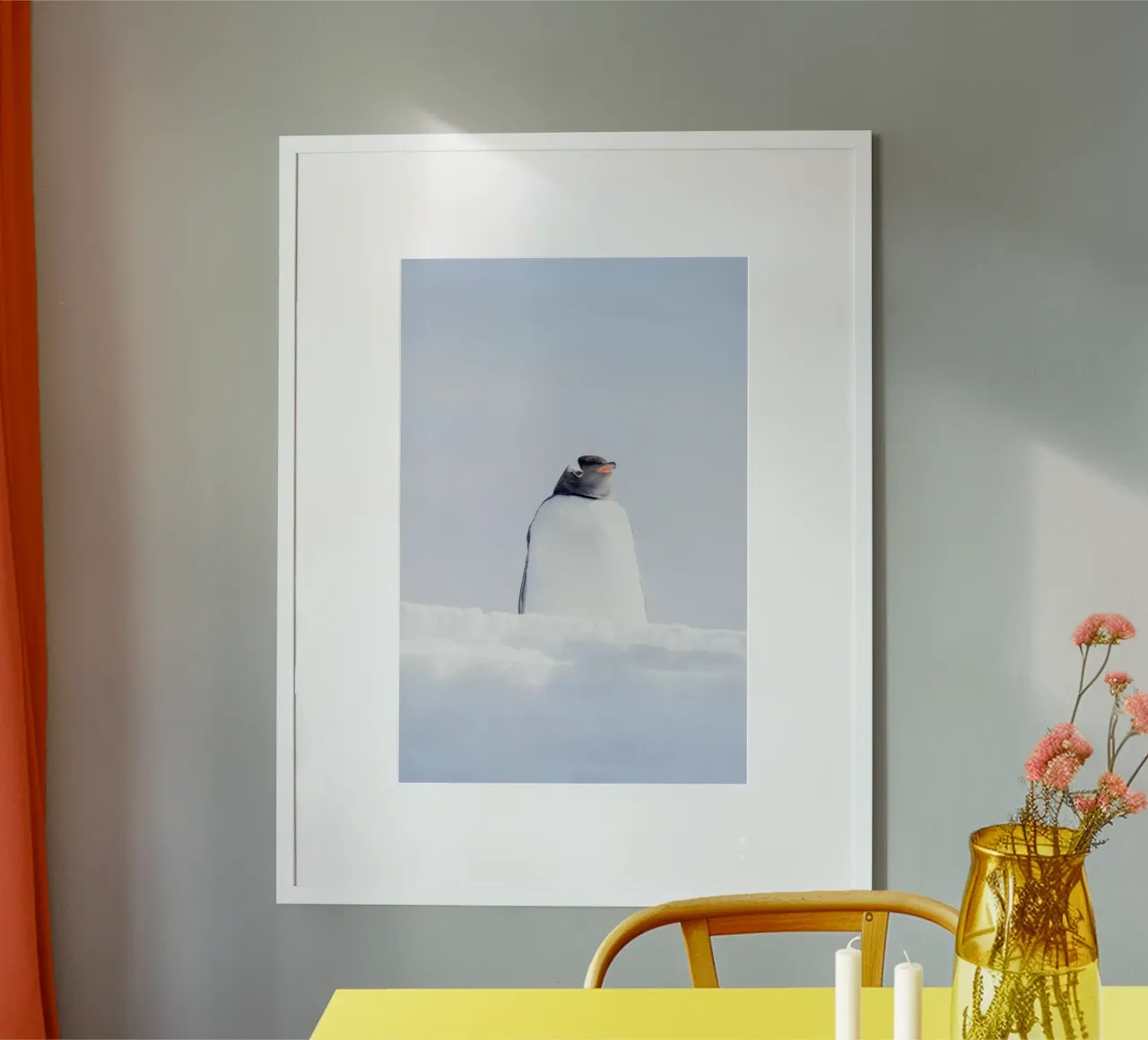 A Penguin Observes His Kingdom poster con telaio in alluminio da EyeEm Mobile GmbH