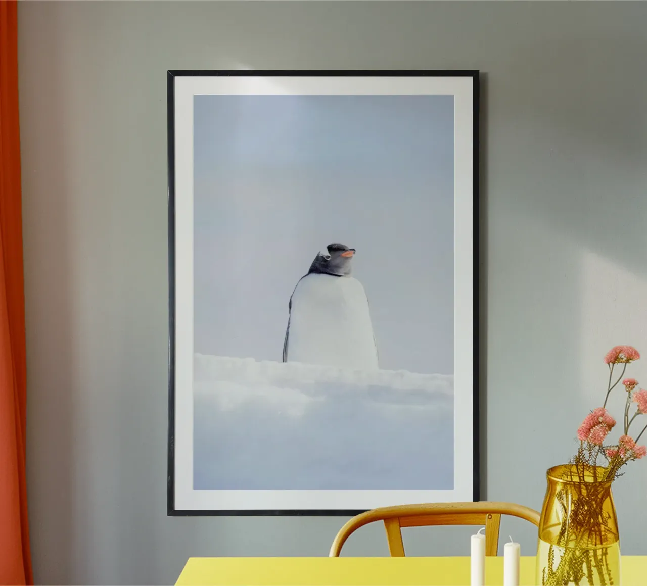 A Penguin Observes His Kingdom poster con telaio in alluminio da EyeEm Mobile GmbH