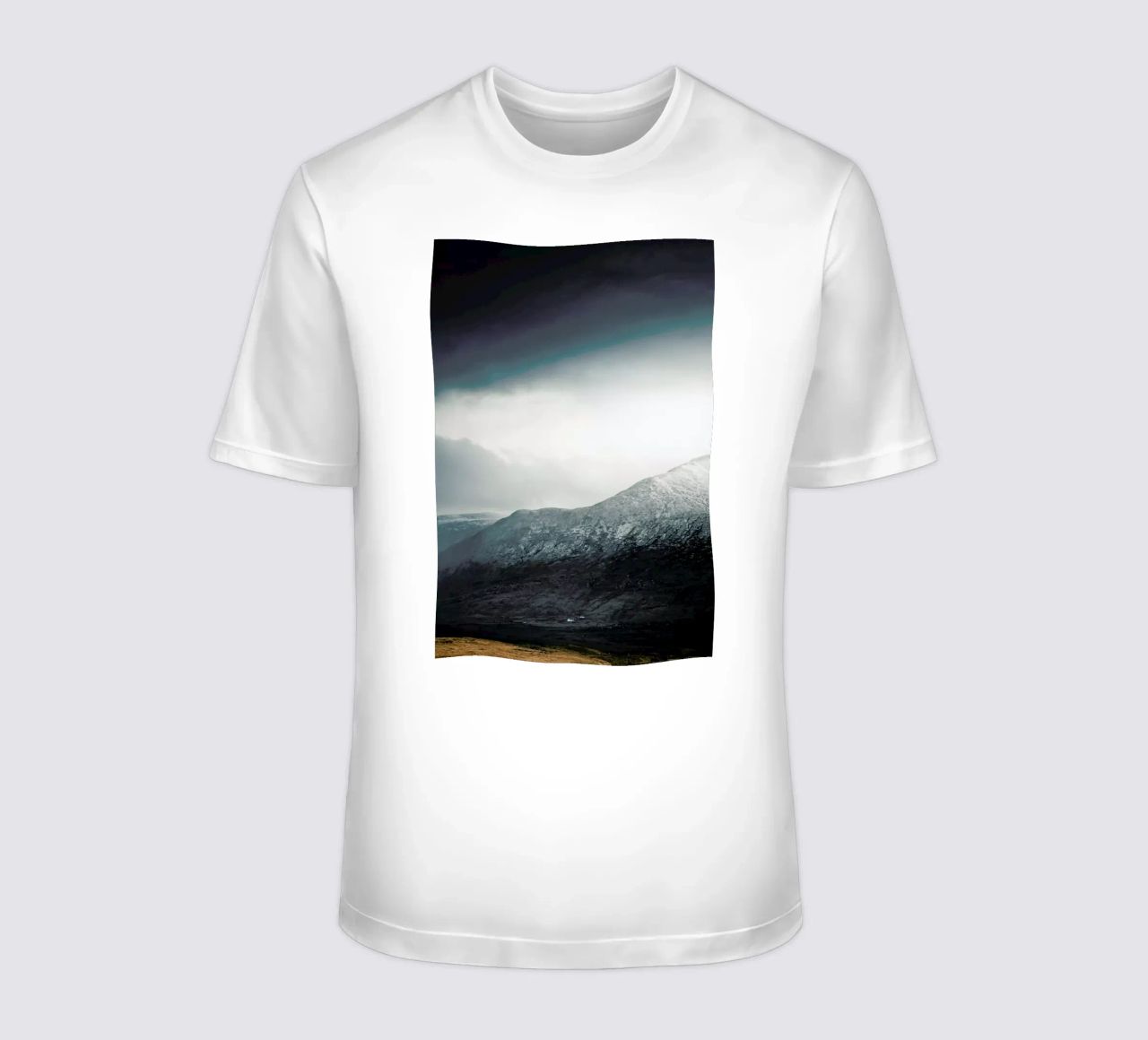 Sunlight Breaks Through by @nilsleithold t-shirt da EyeEm Mobile GmbH