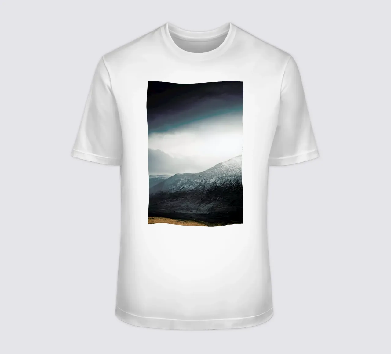 Sunlight Breaks Through by @nilsleithold t-shirt da EyeEm Mobile GmbH