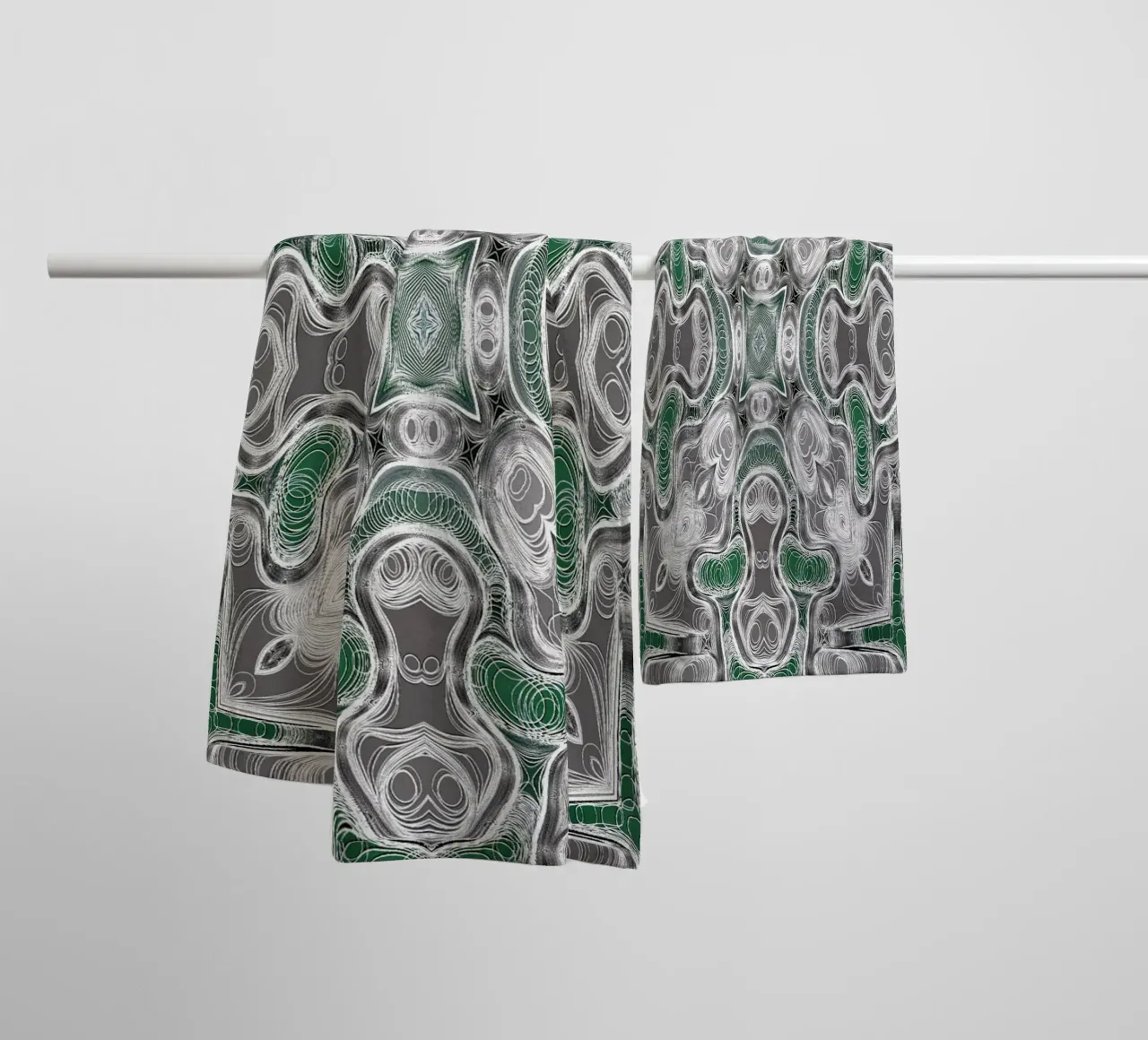 Kaléidoscope gris/vert avec des lignes et des formes complexes serviette de bain de Gürsel Yesil Digital Art