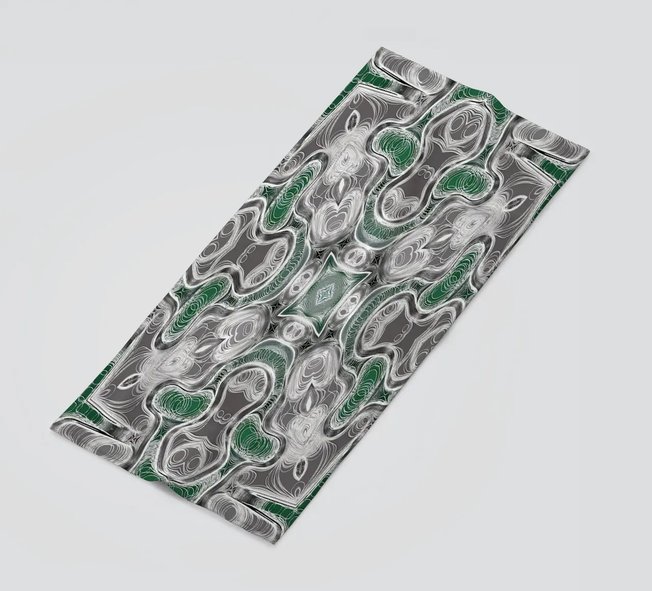 Kaleidoskop in grau/grün mit komplexen Linien und Formen Strandtuch von Gürsel Yesil Digital Art