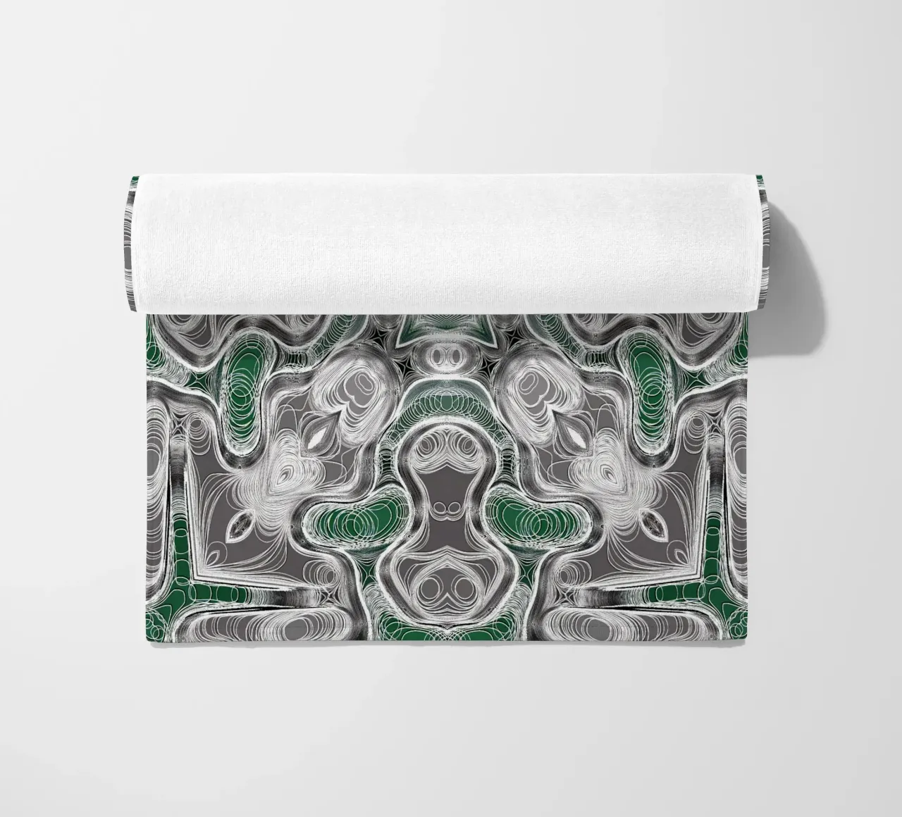 Kaleidoskop in grau/grün mit komplexen Linien und Formen Strandtuch von Gürsel Yesil Digital Art