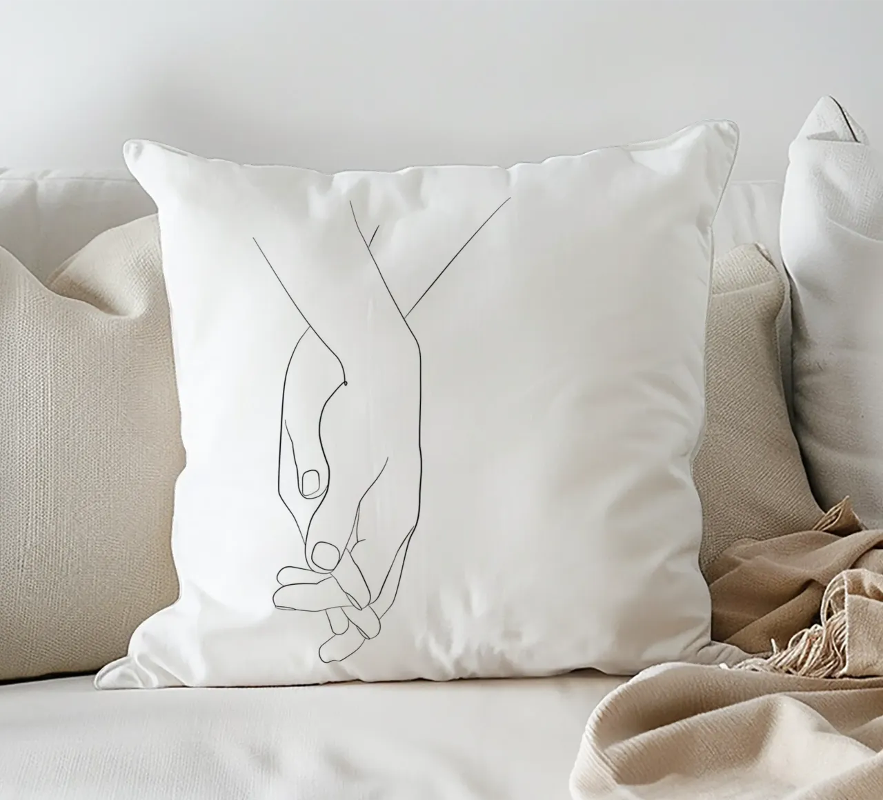 Line art per tenersi per mano cuscino da NouveauPrints