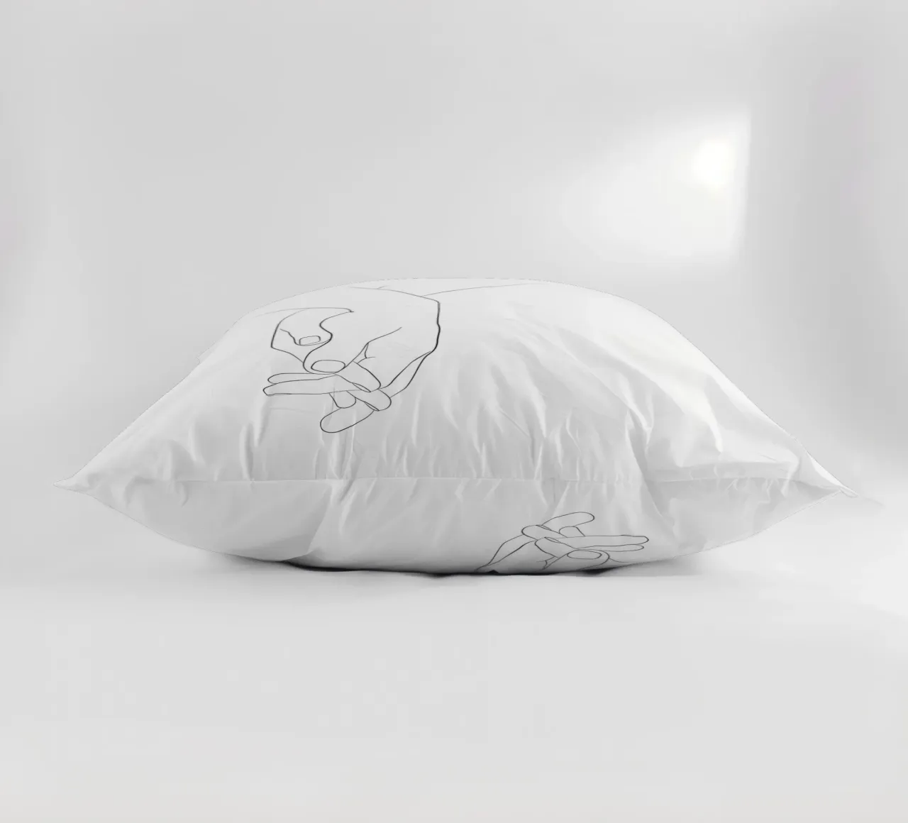 Line art per tenersi per mano cuscino da NouveauPrints