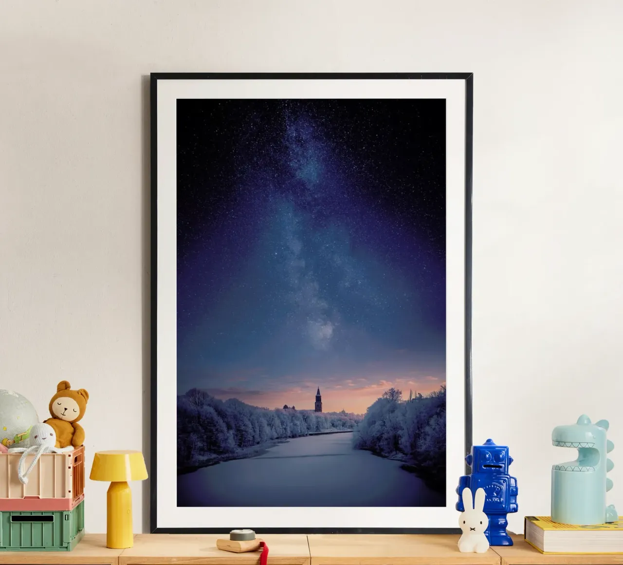 Night Sky in Turku, Finland poster con telaio in legno da EyeEm Mobile GmbH