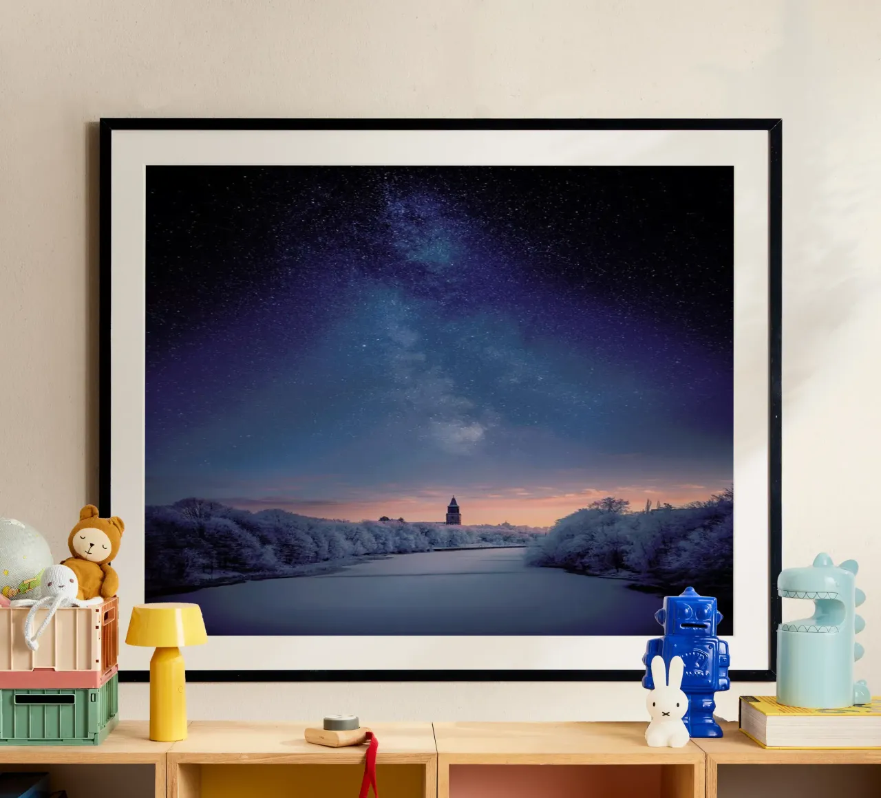 Night Sky in Turku, Finland poster con telaio in legno da EyeEm Mobile GmbH