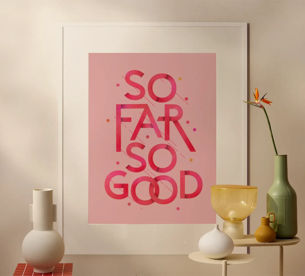 Finora tutto bene - Tipografia pop rosa poster con telaio in alluminio da showmemars