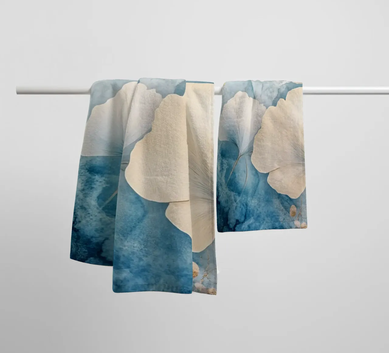 Ginko in blu e beige asciugamano da bagno da Art-Nouveau-Dsg