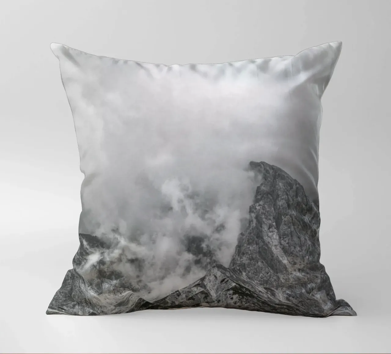 Clouds Forming 1 cuscino da Nur Mut