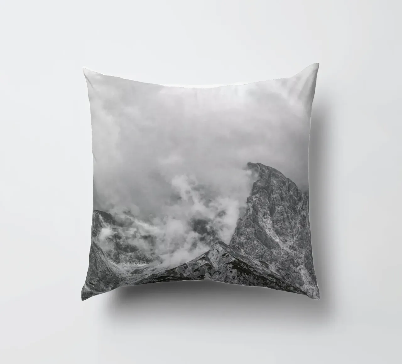 Clouds Forming 1 cuscino da Nur Mut