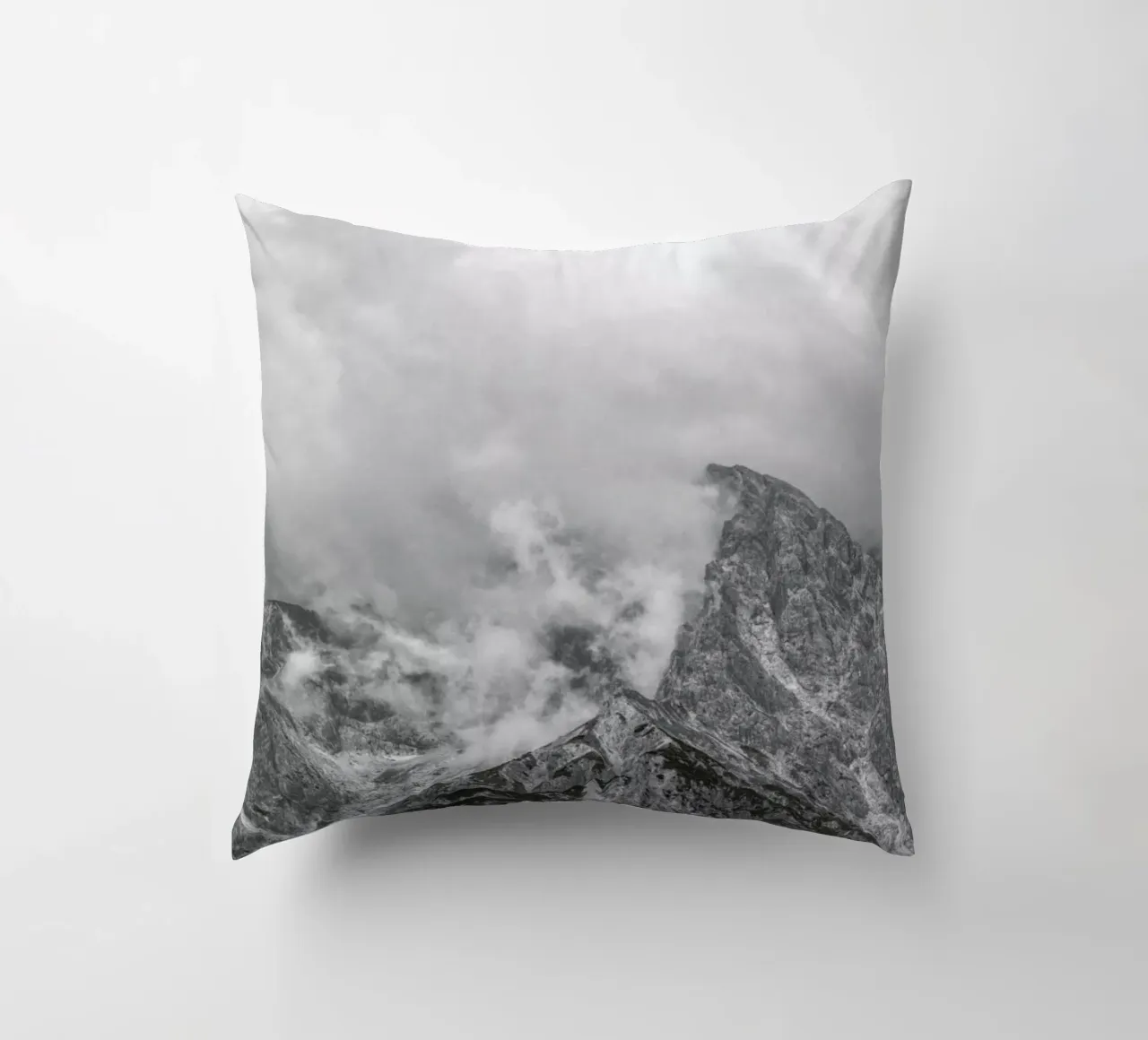 Clouds Forming 1 cuscino da Nur Mut
