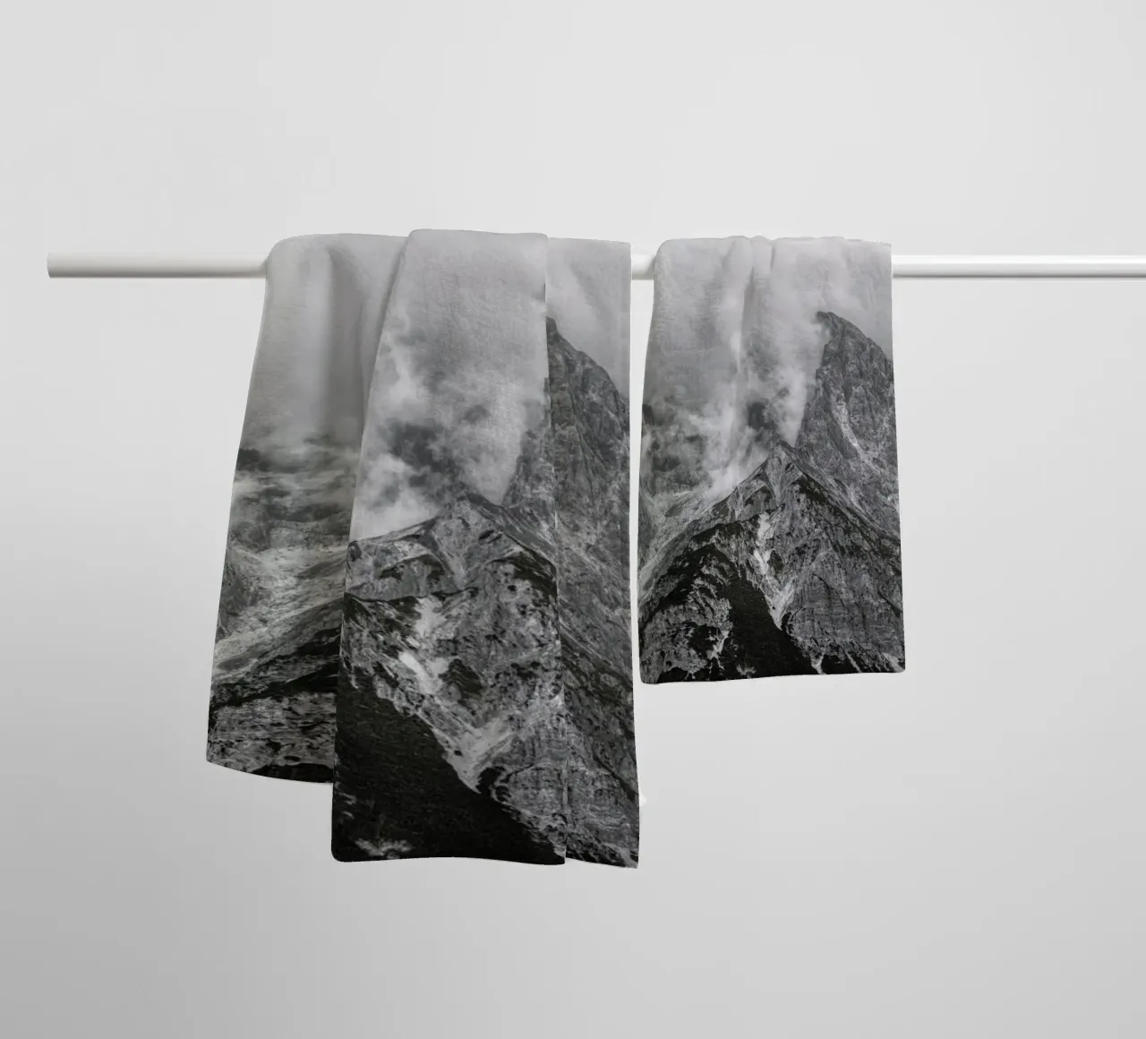 Clouds Forming 1 asciugamano da bagno da Nur Mut