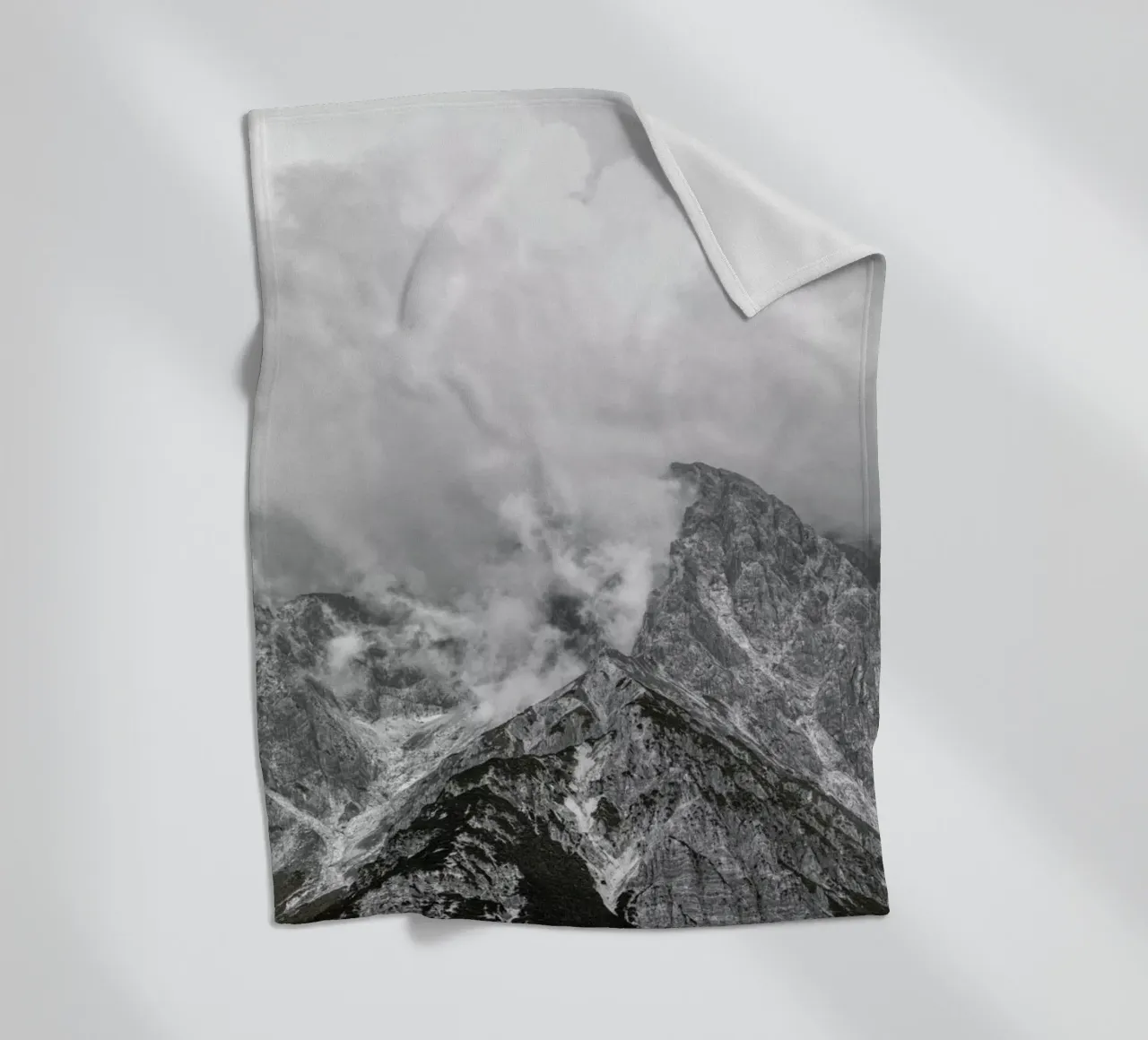 Clouds Forming 1 coperta in pile da Nur Mut