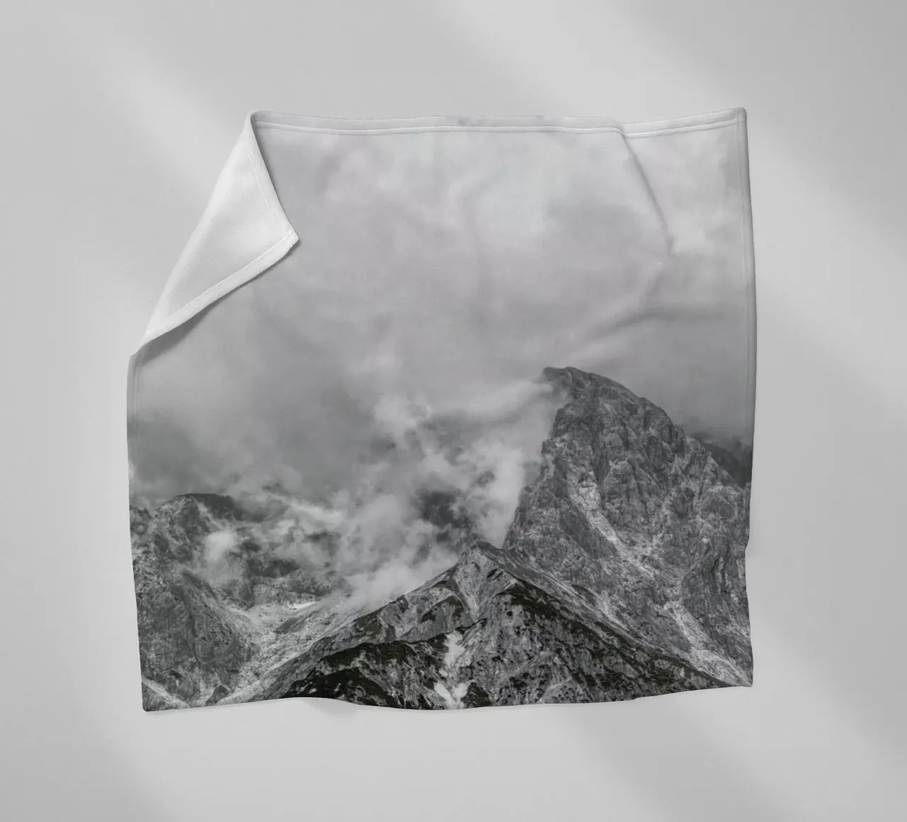 Clouds Forming 1 coperta in pile da Nur Mut