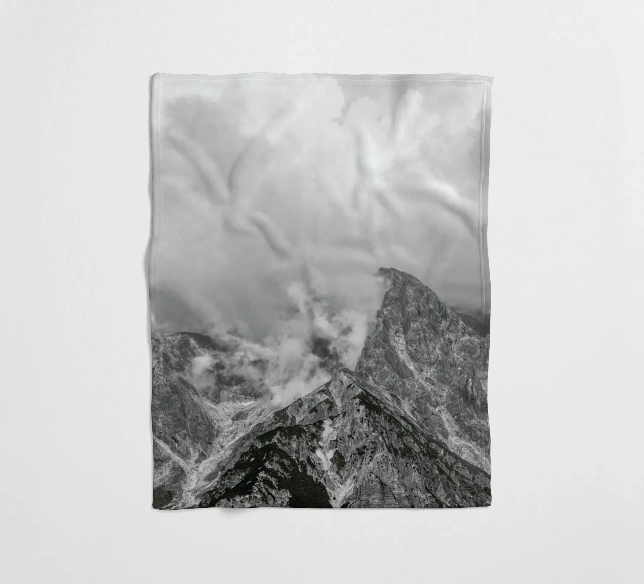 Clouds Forming 1 coperta in pile da Nur Mut