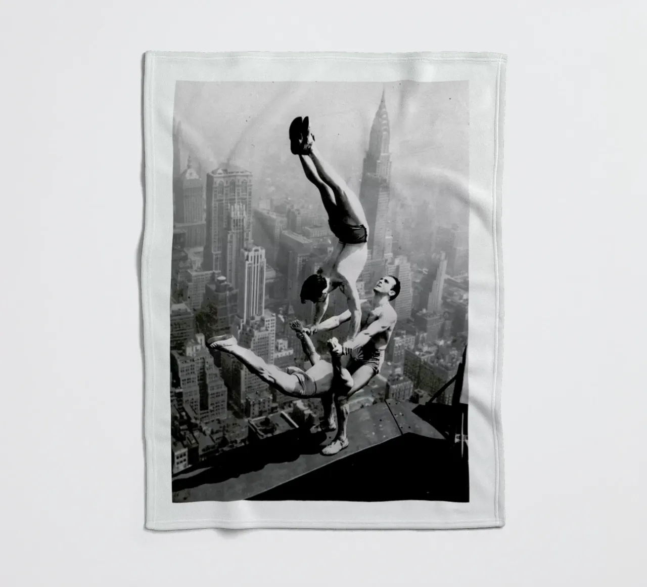 Three Acrobats, Empire State Building coperta in pile da ARTOTHEK