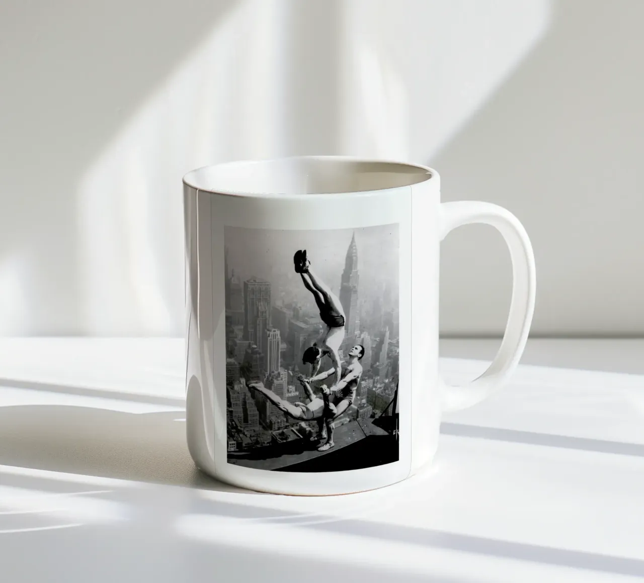 Three Acrobats, Empire State Building tazza in ceramica da ARTOTHEK