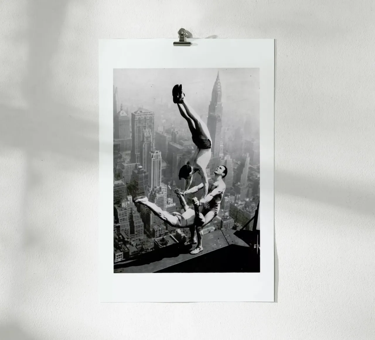 Three Acrobats, Empire State Building carta hahnemühle da ARTOTHEK