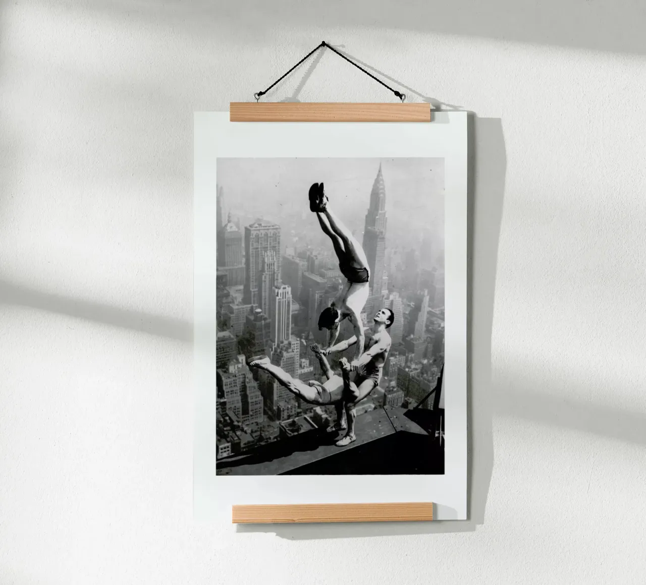 Three Acrobats, Empire State Building carta hahnemühle da ARTOTHEK