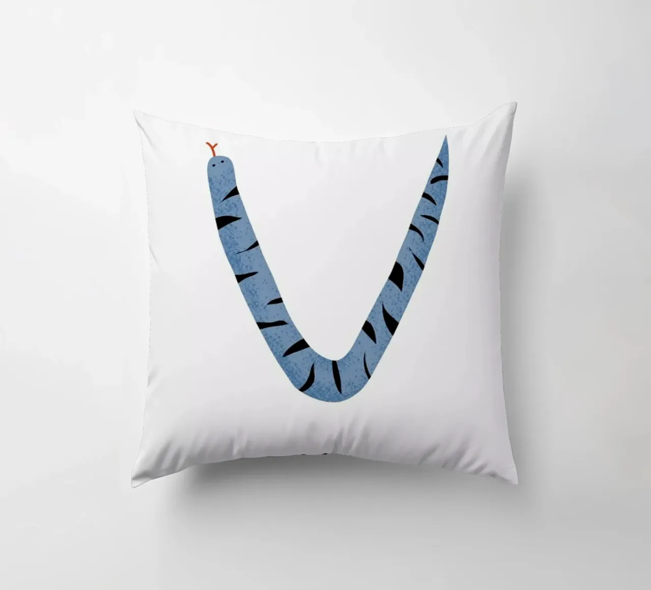 V for Viper cuscino da Little Flourishes