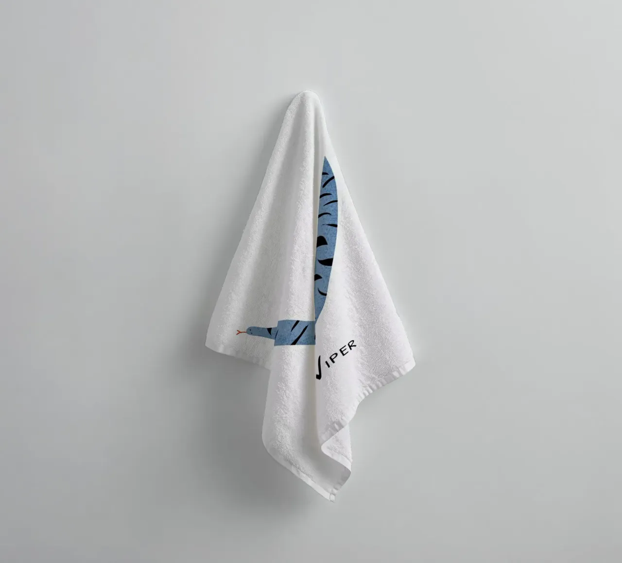 V for Viper asciugamano da bagno da Little Flourishes