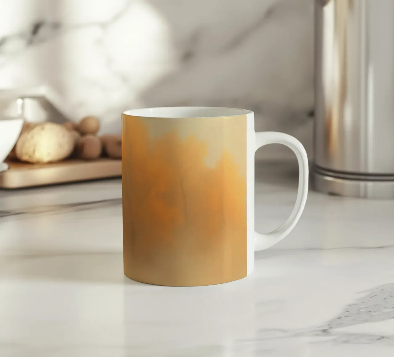 Vibranti alberi autunnali emergono dalla nebbia mattutina tazza in ceramica da DesignDoodle