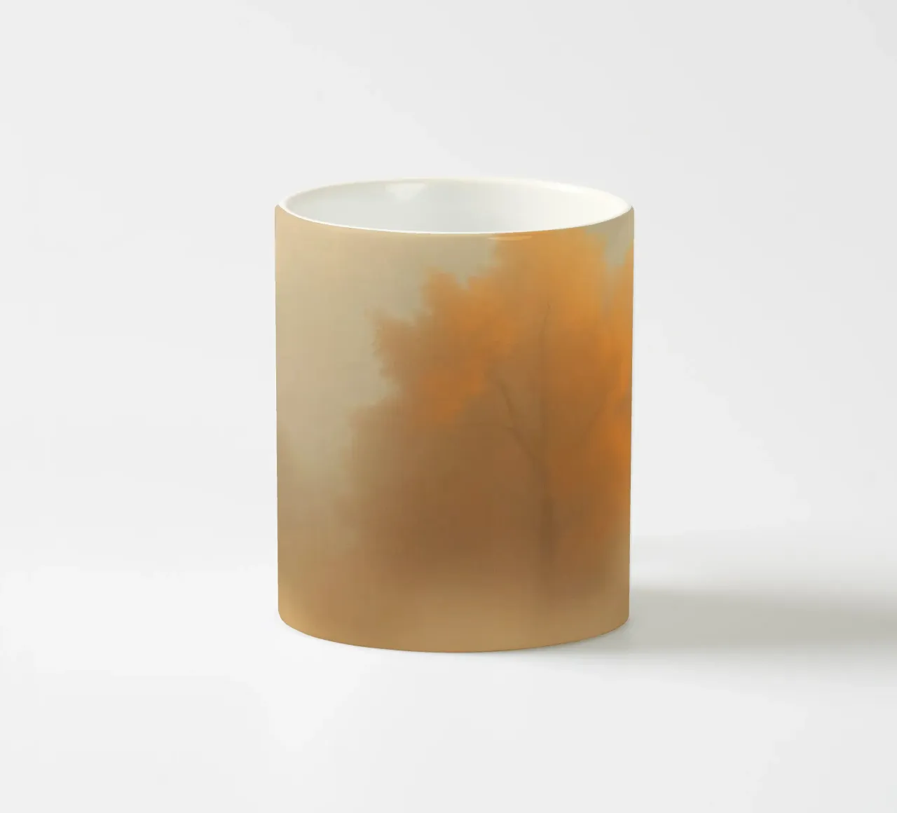 Vibranti alberi autunnali emergono dalla nebbia mattutina tazza in ceramica da DesignDoodle