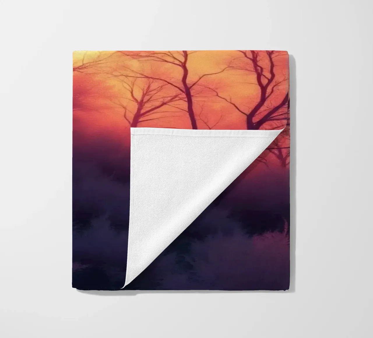 Tramonto invernale sugli alberi smerigliati in una serata fredda in un'area sere telo mare da DesignDoodle