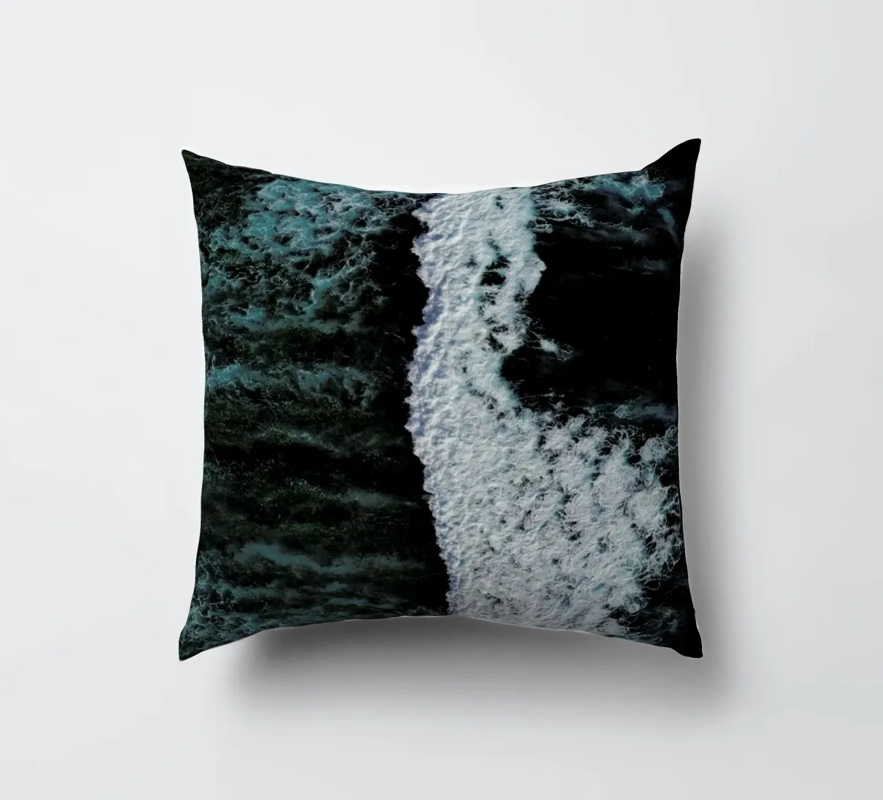 The Radiant Blue Of The Ocean Waves cuscino da Studio Nahili