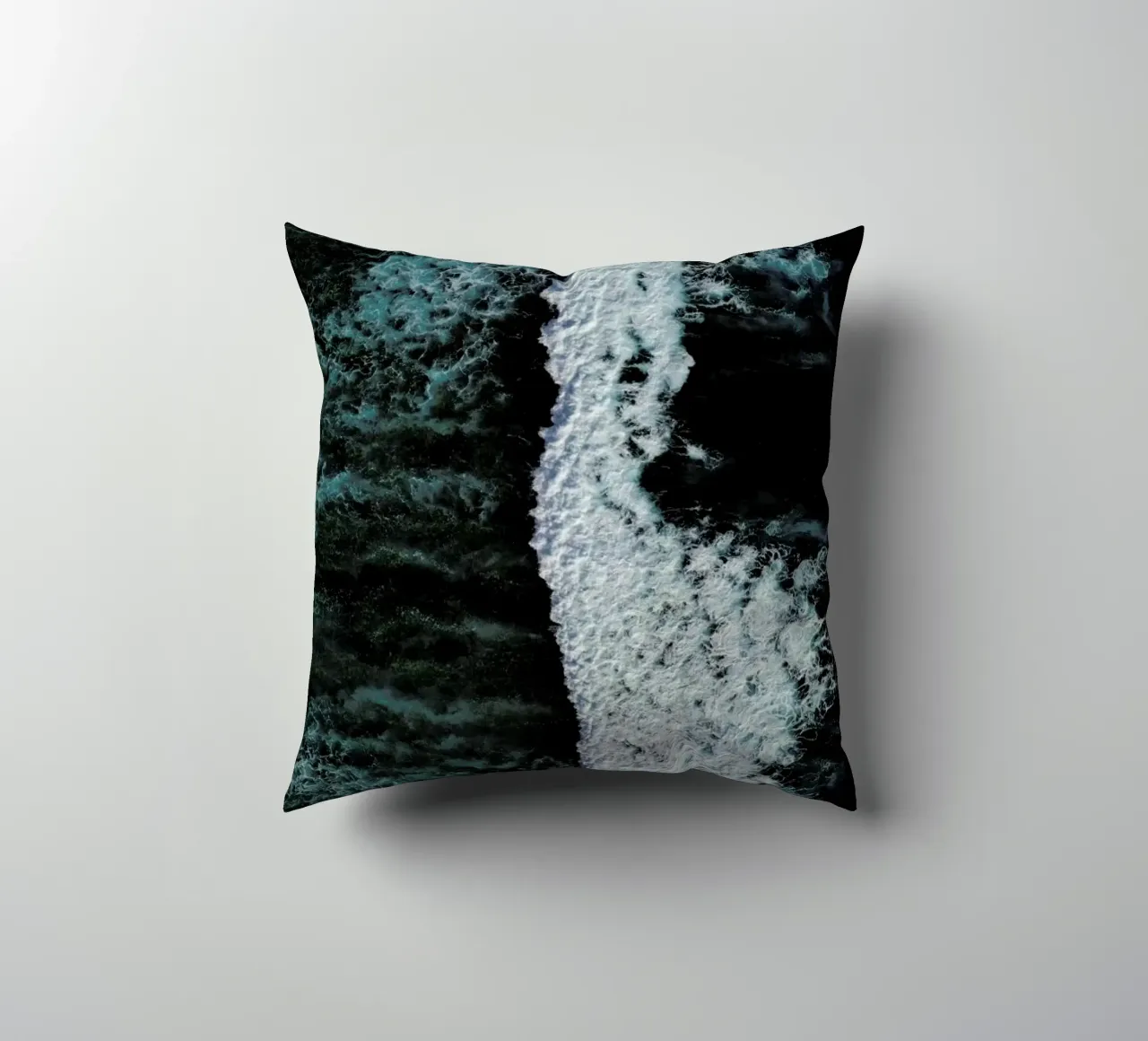 The Radiant Blue Of The Ocean Waves cuscino da Studio Nahili