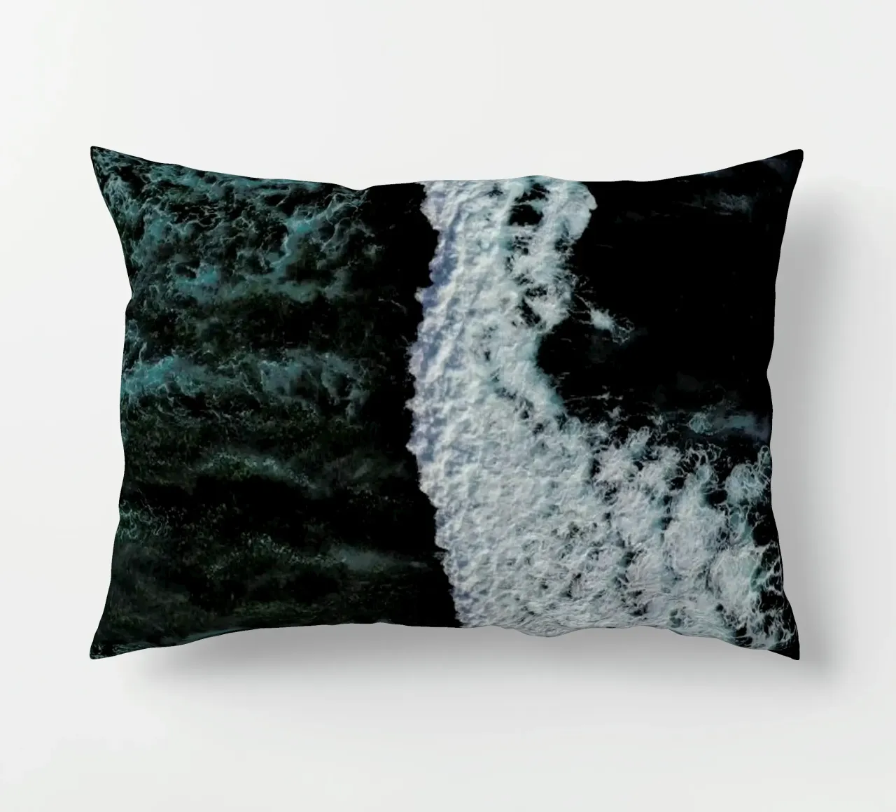 The Radiant Blue Of The Ocean Waves cuscino da Studio Nahili