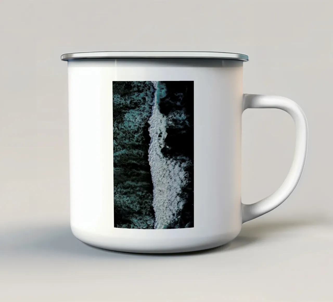 The Radiant Blue Of The Ocean Waves tazza in smalto da Studio Nahili
