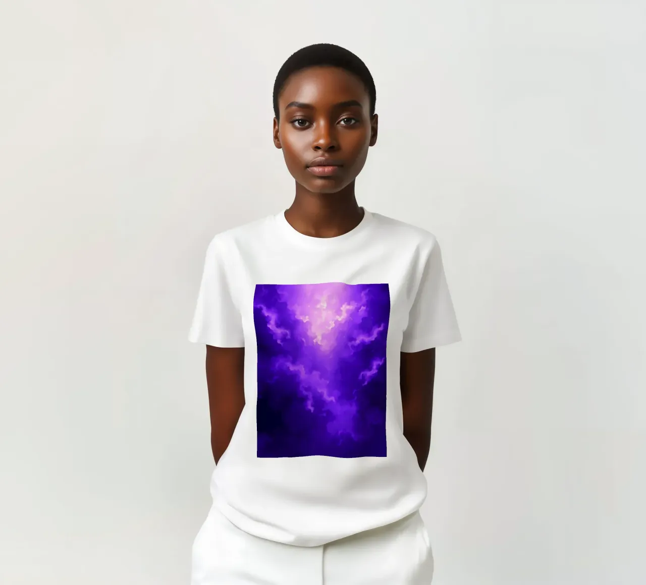 Nuvole viola vibranti illuminate da una luce intensa t-shirt da DesignDoodle