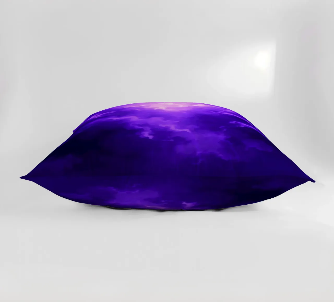 Nuvole viola vibranti illuminate da una luce intensa cuscino da DesignDoodle