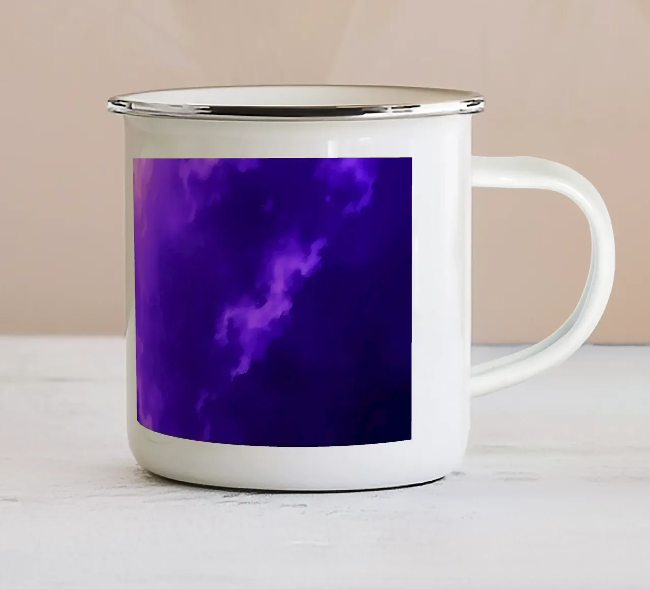 Nuvole viola vibranti illuminate da una luce intensa tazza in smalto da DesignDoodle