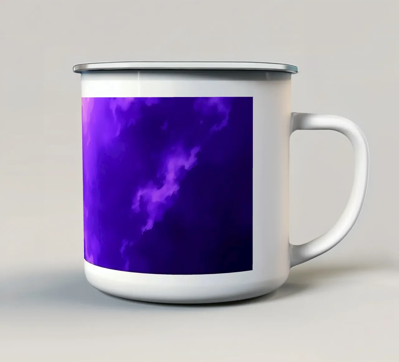 Nuvole viola vibranti illuminate da una luce intensa tazza in smalto da DesignDoodle