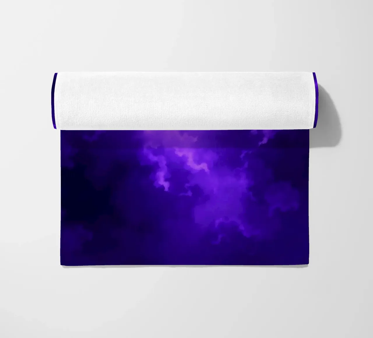 Nuvole viola vibranti illuminate da una luce intensa telo mare da DesignDoodle