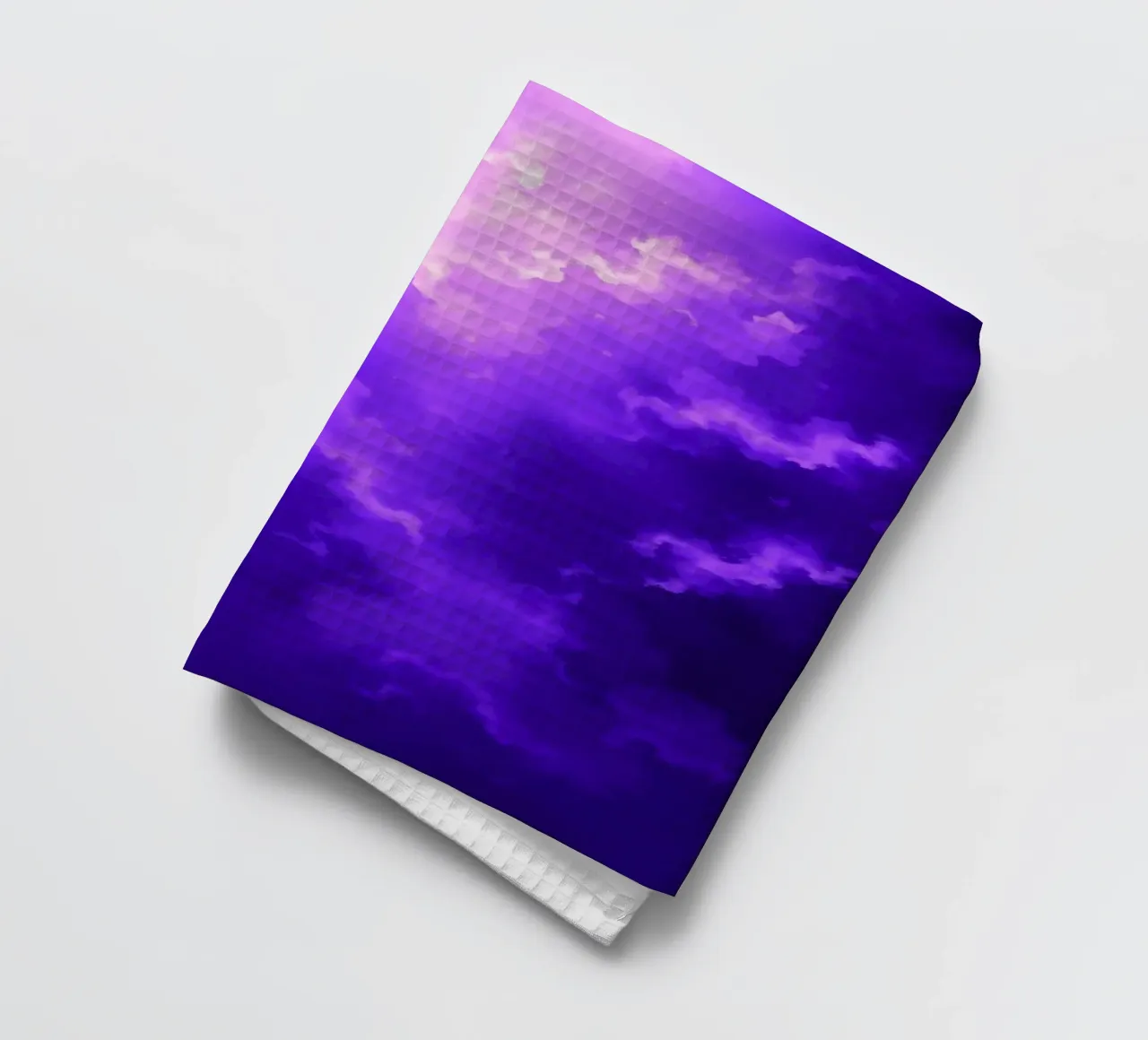 Nuages violets vibrants éclairés par une lumière vive torchon de DesignDoodle
